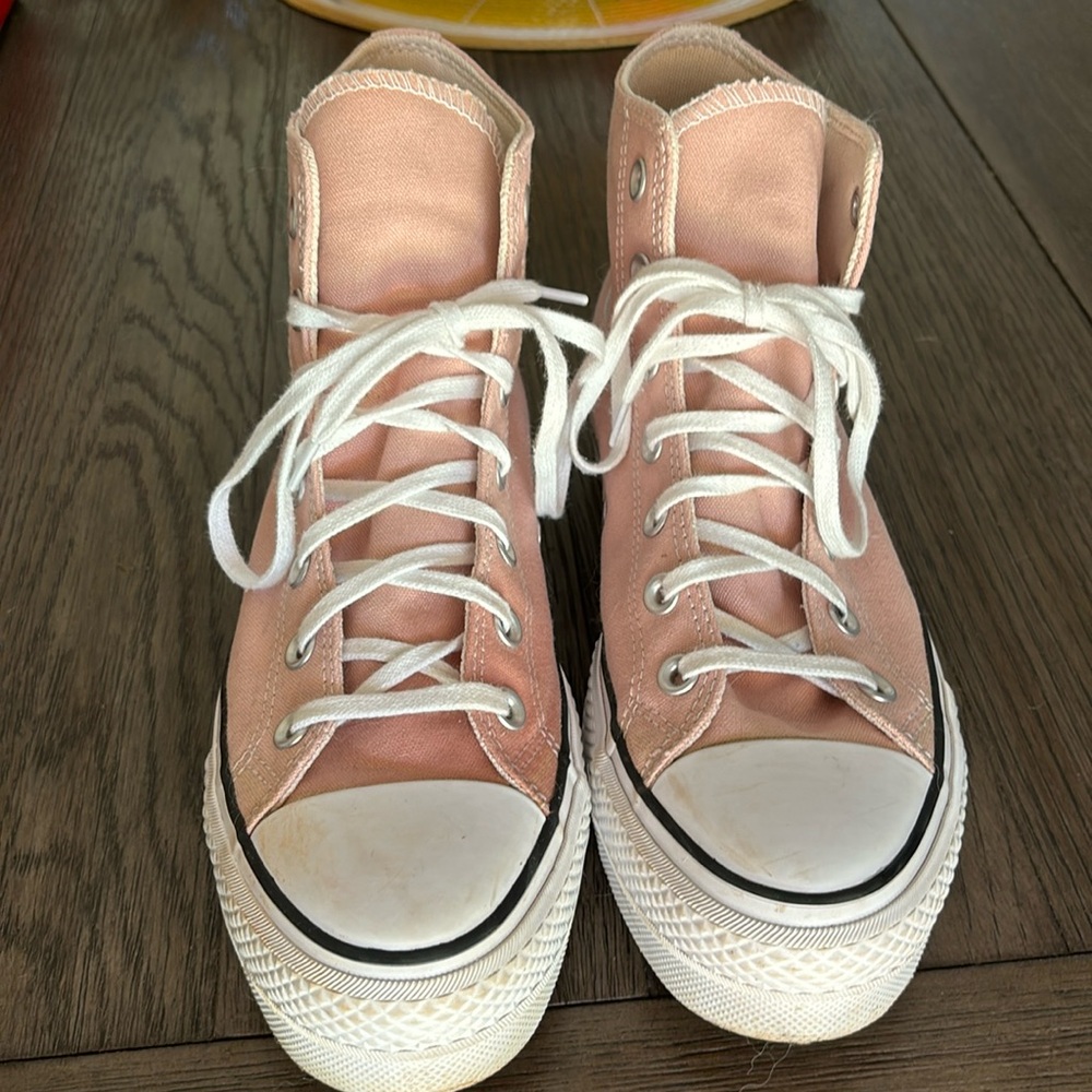 Light Pink Converse Women’s Chuck Taylor All Star Lift Platform